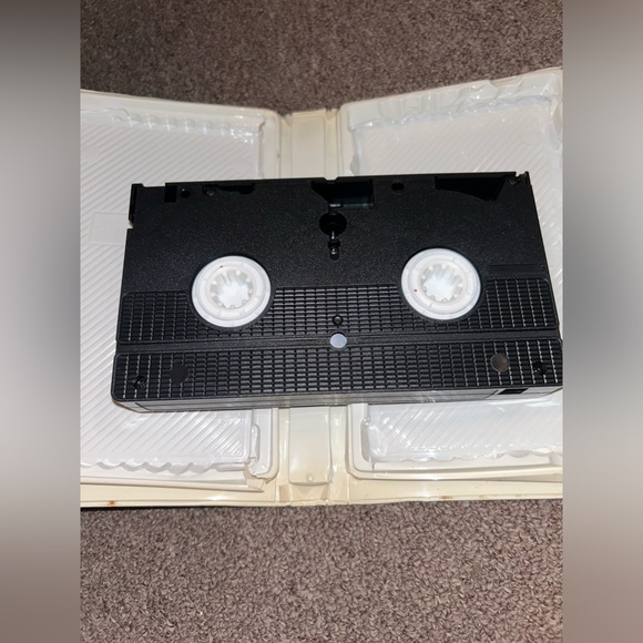 ~6/$10 MOVIES VHS/DVDS~ Disneys Mighty Joe Young VHS In Clamshell - Picture 4 of 7